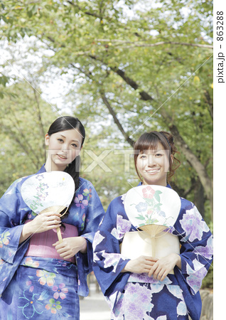 「夏 10代 女性 女の子 人物 」の写真素材
