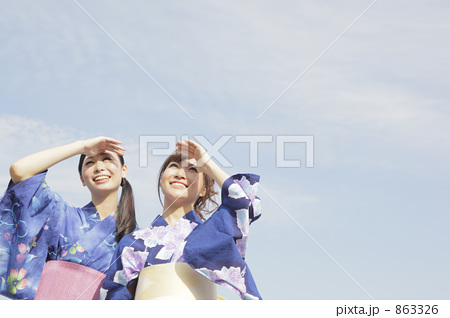 「夏 20代 10代 女性 女の子 」の写真素材