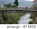 由布院、橋を渡るお年寄り