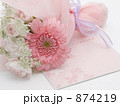 結婚式の招待状と花束