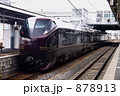 878913