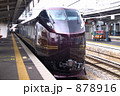 878916