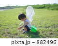 虫が捕れずに落ち込む子供