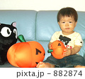 882874