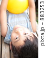 ボールを持つ小学生の男の子
