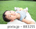 父親の足に乗る男の子
