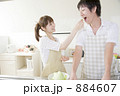 884607