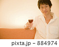 884974