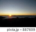 887609