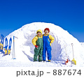 かまくらの前に立つ子供たち