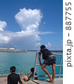 夏、漁港で遊ぶ子供たち
