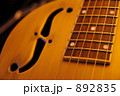 892835