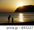 逗子海岸から見た大崎と親子