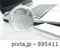 ノートパソコンと地球