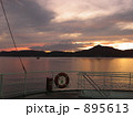 895613