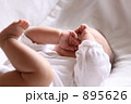 指しゃぶりをする赤ちゃん