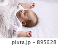 眠る赤ちゃん