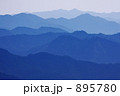 重なる山々