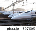 897605