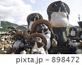 898472