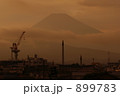 夕焼けに染まる街中の富士山