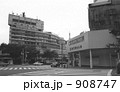 908747