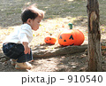 910540