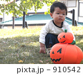 910542
