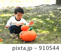 910544