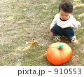 910553