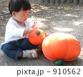 910562