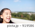 高台で笑顔いっぱいの女の子