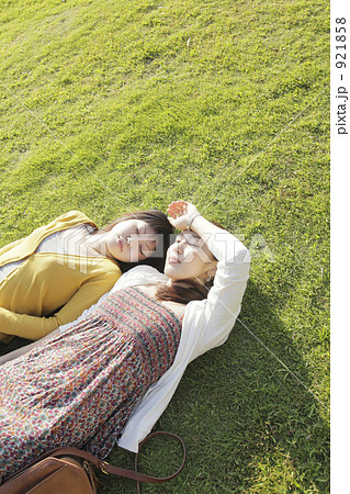 「人物 10代 女の子 若い 」の写真素材 「人物 10代 女の子 若い 」の写真素材
