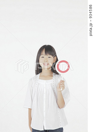 「人物 女の子 少女 小学校中学年 」の写真素材