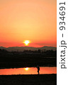 夕日と農夫