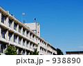 青空と国旗と校舎