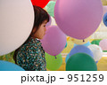 風船と遊ぶ女の子　横顔