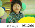 風船を持つ女の子