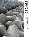 952468