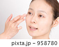 メイク中の女性