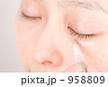 メイク中の女性