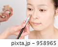 メイク中の女性