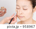 メイク中の女性