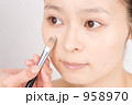 メイク中の女性
