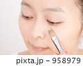 メイク中の女性