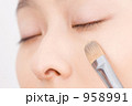メイク中の女性