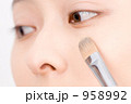 メイク中の女性