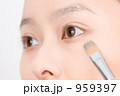 メイク中の女性