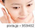 フェイスパウダーを塗る女性