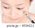 メイク中の女性